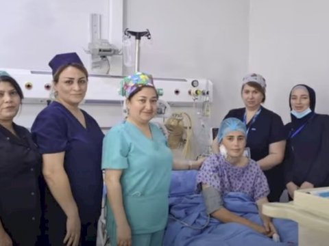 Həkim ürəyi dayanan qadını 45 dəqiqə sonra həyata qaytardı - VİDEO