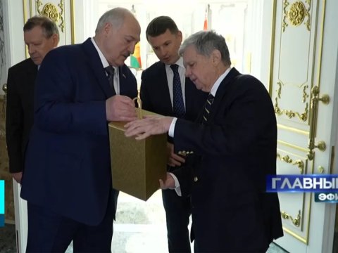 Lukaşenko Trampın ailəsinə nə hədiyyə edib?