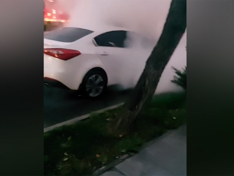 Bakının mərkəzində KİA yandı