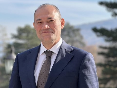 Razi Nurullayev: Sənədsiz evlərə qaz və işıq çəkilməlidir