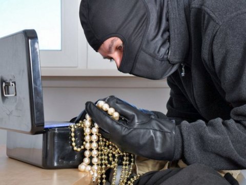 Bakıda evdən 12 min manatlıq oğurluq