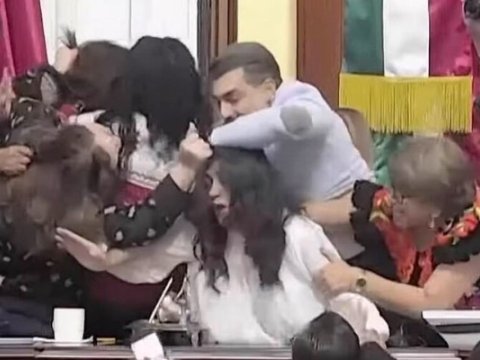 Qadın deputatlar arasında dava düşdü - GÖRÜNTÜLƏR