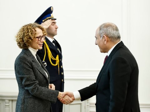 Paşinyan NATO baş katibinin müavinini qəbul edib