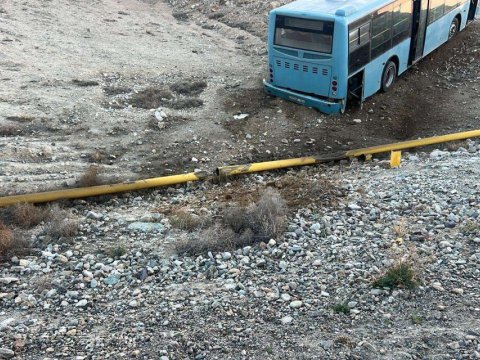Avtobus qaz xəttinə çırpıldı, təchizat dayandırıldı