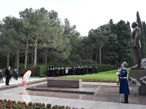 Heydər Əliyevin məzarını və Şəhidlər xiyabanını ziyarət etdi - FOTO