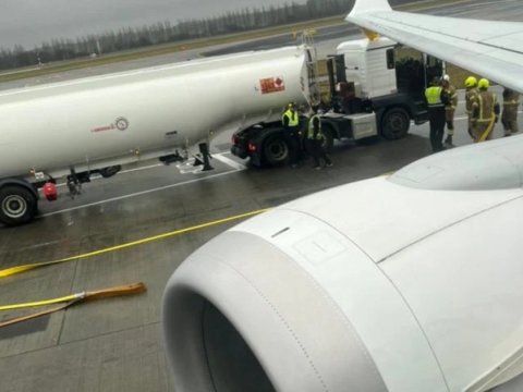 Təyyarə hava limanında maşınla toqquşdu