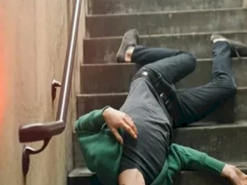 64 yaşlı kişi pilləkəndən yıxılıb öldü