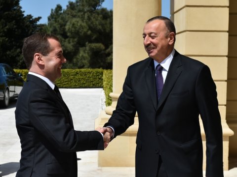 Medvedev İlham Əliyevi təbrik etdi
