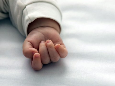 Boğazında qida qalan 2 aylıq körpə öldü