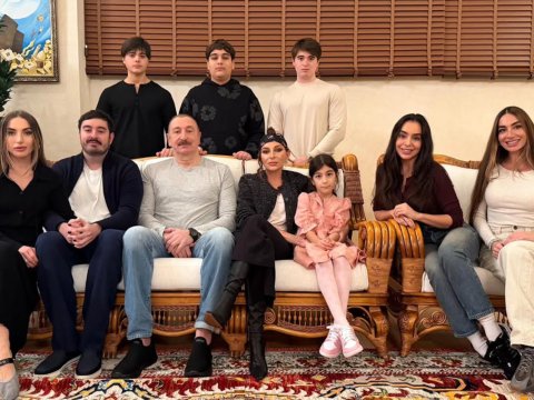 İlham Əliyev ad günündə ailəsi ilə birlikdə - FOTO