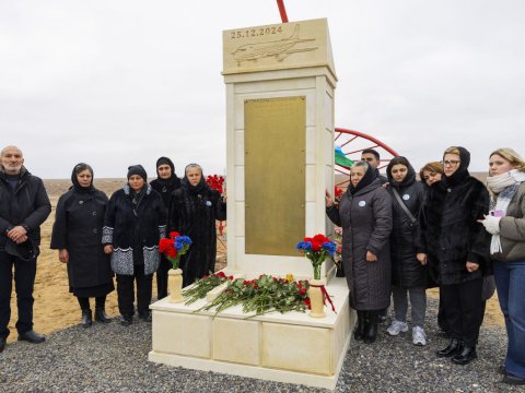 Təyyarə qəzasının ildönümündə həlak olanların xatirəsi Aktauda anıldı&nbsp;-&nbsp;FOTO