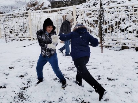 Kəlbəcər məktəblilərinin ilk qar sevinci - GÖRÜNTÜLƏR
