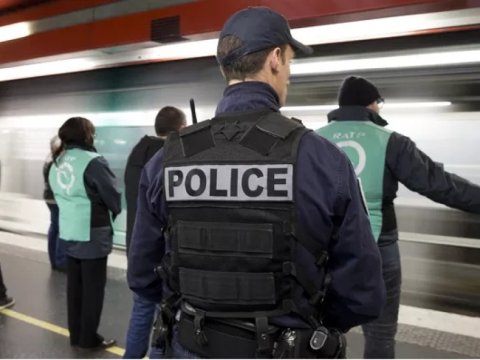 Paris metrosunda bıçaqlı hücum -&nbsp; üç qadın yaraladı