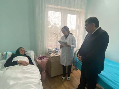 İcra başçısı şəhid anasını və qaziləri xəstəxanada&nbsp;ziyarət etdi - FOTO