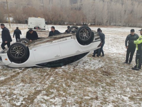 Qaz xəttinə çırpılan maşın aşdı&nbsp;- FOTO
