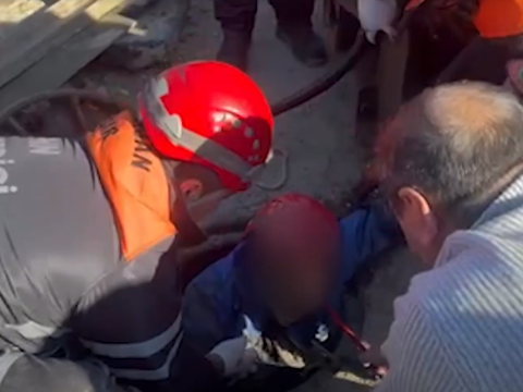 Bakıda kanalizasiya quyusuna yıxılan şəxs belə çıxarıldı -&nbsp;VİDEO