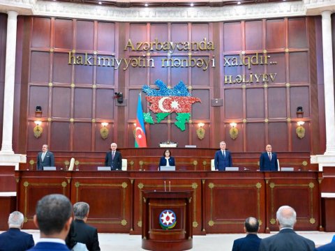 Deputatlar tətilə çıxdı