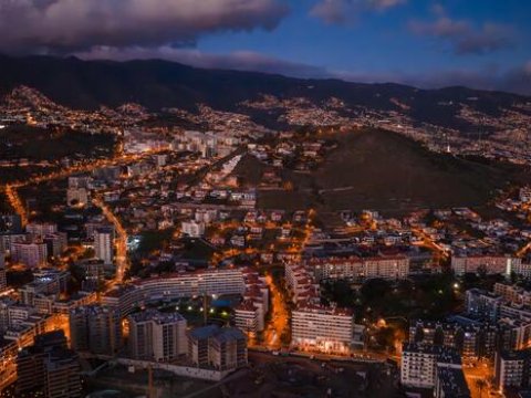 Venesuela paytaxtı zərbələr nəticəsində işıqsız qalıb