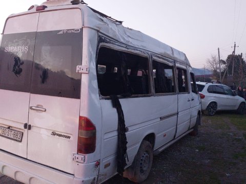 Mikroavtobus dirəyə çırpıldı - 2 nəfər öldü