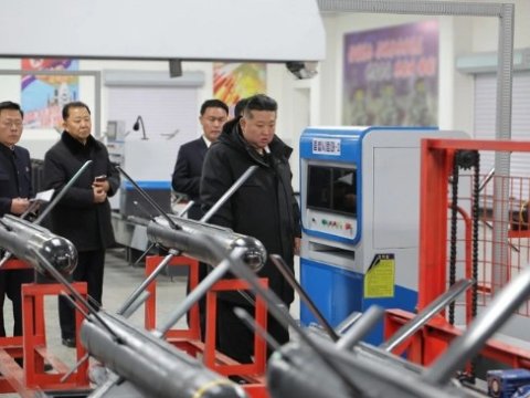 Kim Çen In hərbi fabrikə getdi - Silahlara baxdı