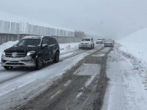 Bakı-Şamaxı-Yevlax yolunda buzlaşma - Hərəkət&nbsp;dayandırıldı
