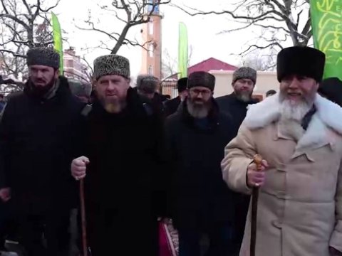 Kadırov əsa ilə gəzir - GÖRÜNTÜ