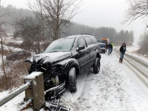 Qarlı hava ilə bağlı maşınlara dəyən ziyan 1 mln. manatı ötüb