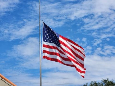 ABŞ-də bayraqlar yarıya endirildi