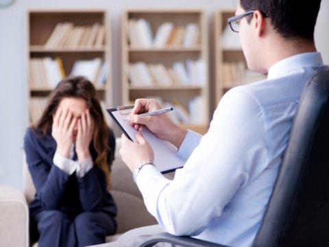 Psixoloq pasientini terapiya məqsədilə zorladı