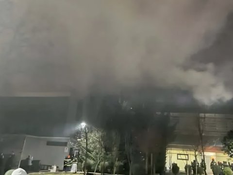 Məşhur ticarət mərkəzində güclü yanğın