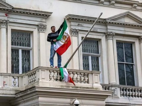 İranın Milandakı konsulluğunun lövhəsi SÖKÜLDÜ