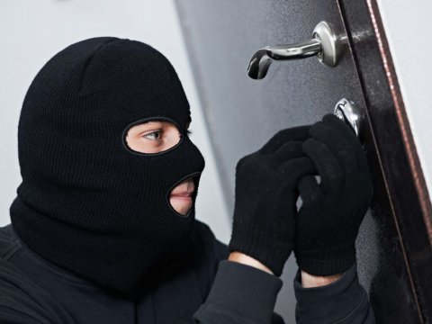 Evlərdən oğurluq edənlər saxlanıldı