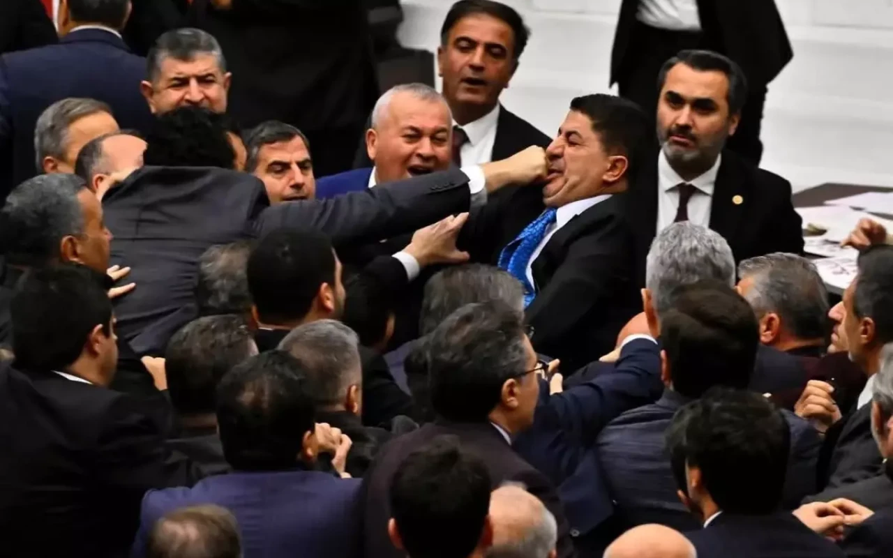 Dava eden milletvekillerinin maaşı kesilecek