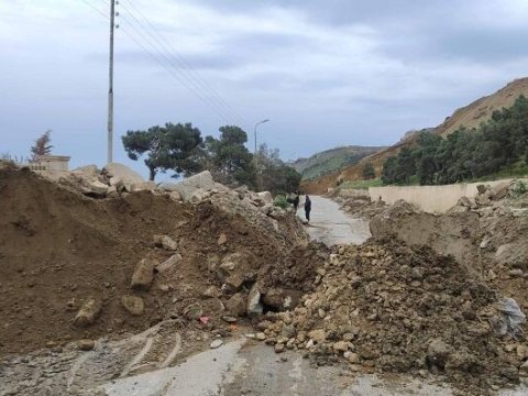 Şamaxı&ndash;Qonaqkənd yolunda sürüşmə - asfalt çökdü