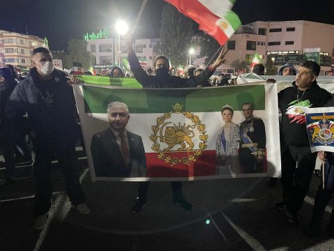 Şimali Kiprdə Pəhləvi plakatları ilə Xameneyi rejiminə açıq ETİRAZ&nbsp;&nbsp;