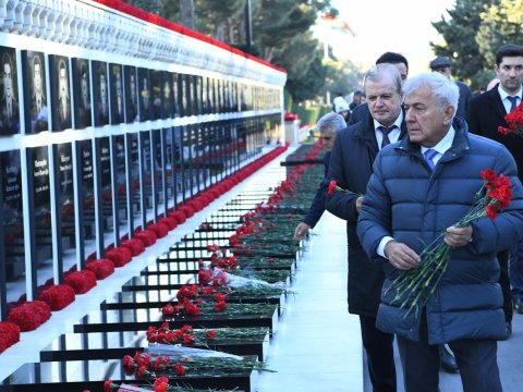 BMU-nun kollektivi Şəhidlər xiyabanında -&nbsp;FOTOLAR