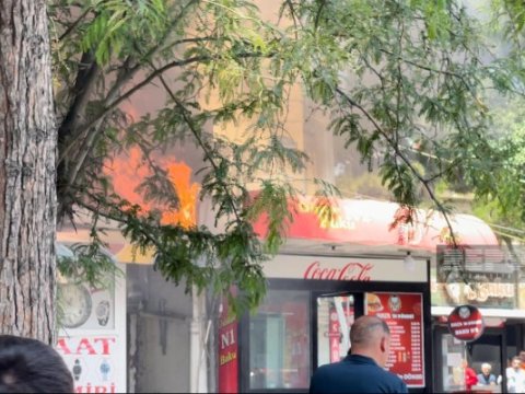 Bakının mərkəzində dönərxana yanır