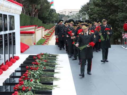 SOMDA-nın şəxsi heyəti Şəhidlər Xiyabanında...