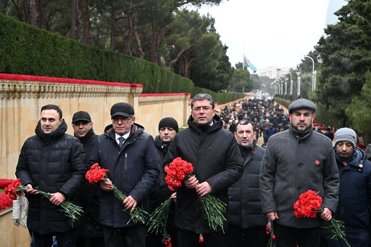 MEDİA nümayəndələri Şəhidlər xiyabanında&nbsp;- FOTOLAR