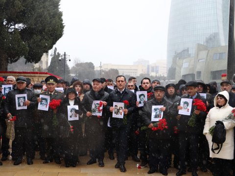 Vəhdət Partiyasının anım aksiyası:&nbsp;150 şəhidin şəkli ilə yürüş