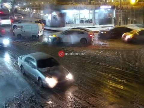 Bakıya qar yağır - hərəkət çətinləşib