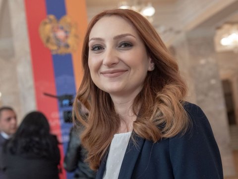 Paşinyan&nbsp;parlament&nbsp;sədrliyinə qadın gətirir&nbsp;- DOSYE