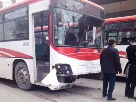 Sərnişin avtobusu piyadanı vurdu