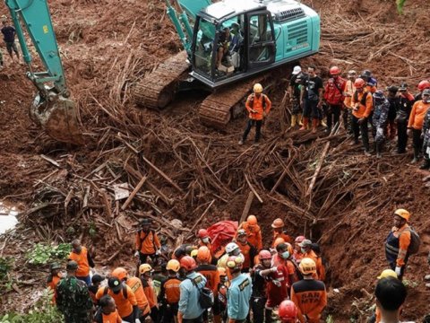 İndoneziyada torpaq sürüşməsi - 10 nəfər öldü
