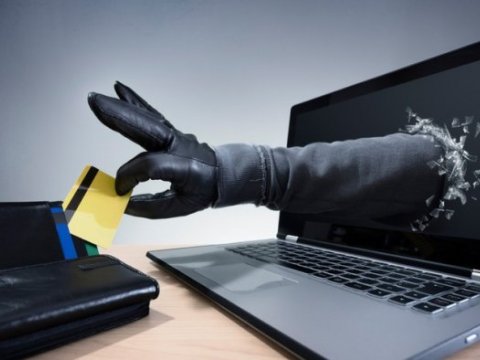 İş yoldaşının kartından oğurluq etdi - YAXALANDI