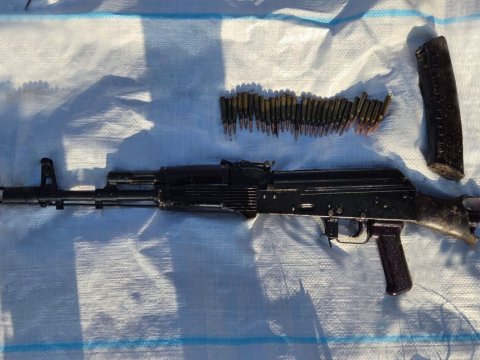 Məhkumun&nbsp;evində gizlətdiyi avtomat silahı aşkarlandı