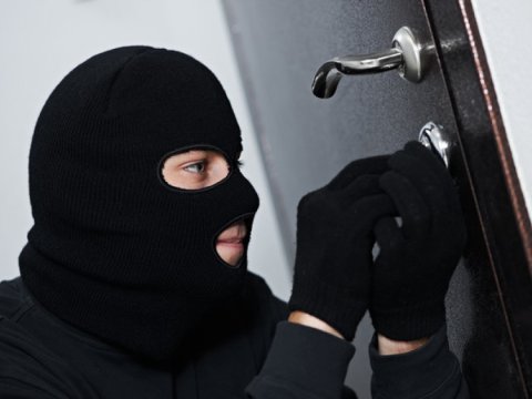 Evlərdən oğurluq edən şəxs saxlanıldı