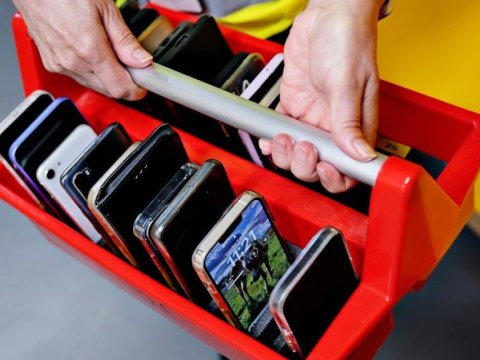 Daha bir ölkədə şagirdlərə telefon qadağan edilir