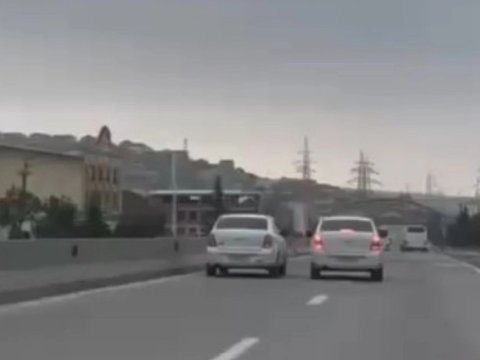 Yolda sürət yarışı təşkil edən sürücülər saxlanıldı