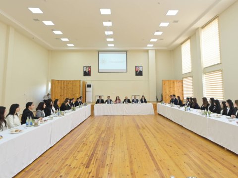 Nazir&nbsp;gənc müəllim və direktorlarla görüşdü